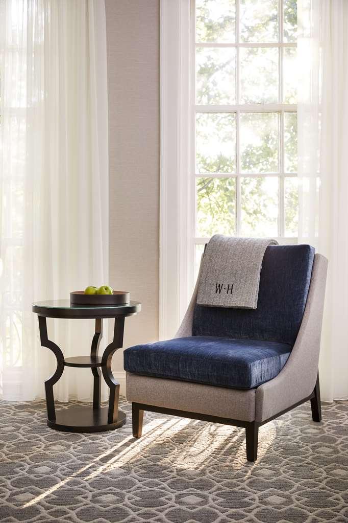 The Whitney Hotel Boston Rum bild A chair with a throw