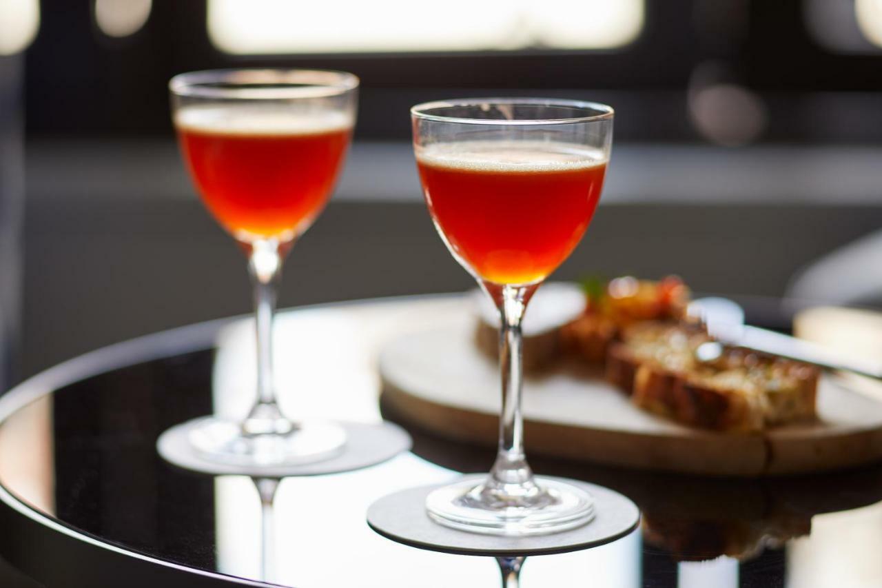 The Whitney Hotel Boston Exteriör bild A Clover Club cocktail