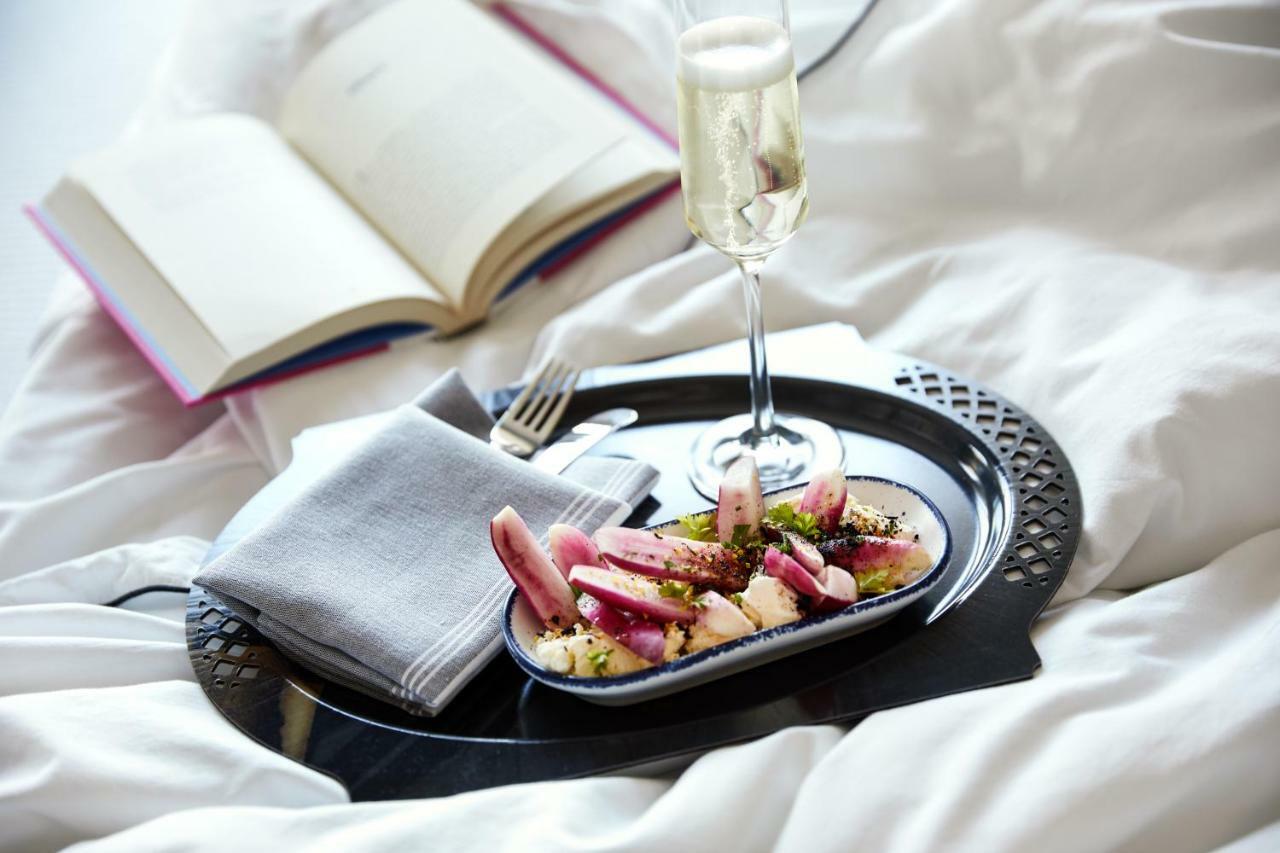 The Whitney Hotel Boston Exteriör bild A tray of food and drink