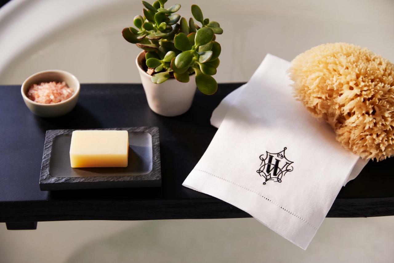 The Whitney Hotel Boston Exteriör bild A folded guest towel