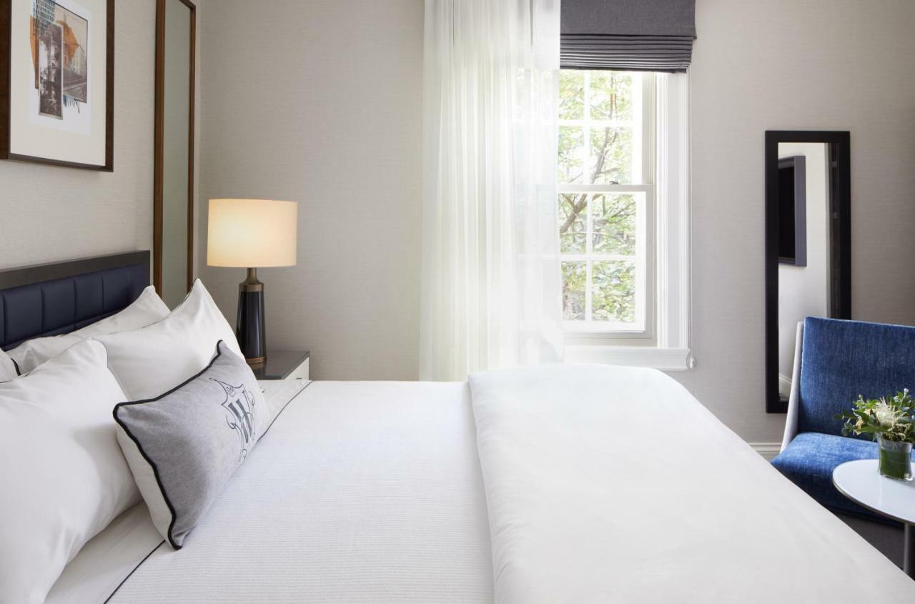 The Whitney Hotel Boston Exteriör bild A bedroom at the hotel