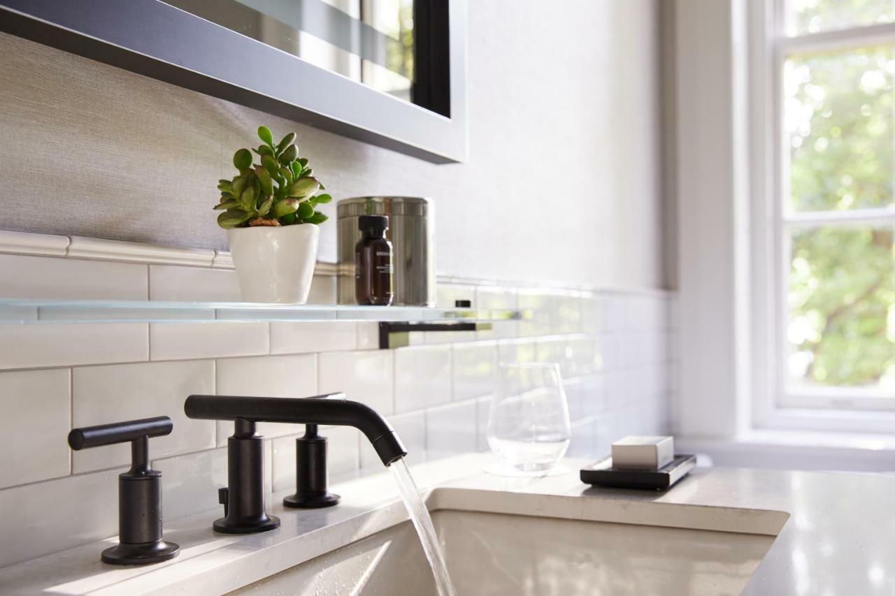 The Whitney Hotel Boston Exteriör bild A widespread lavatory faucet