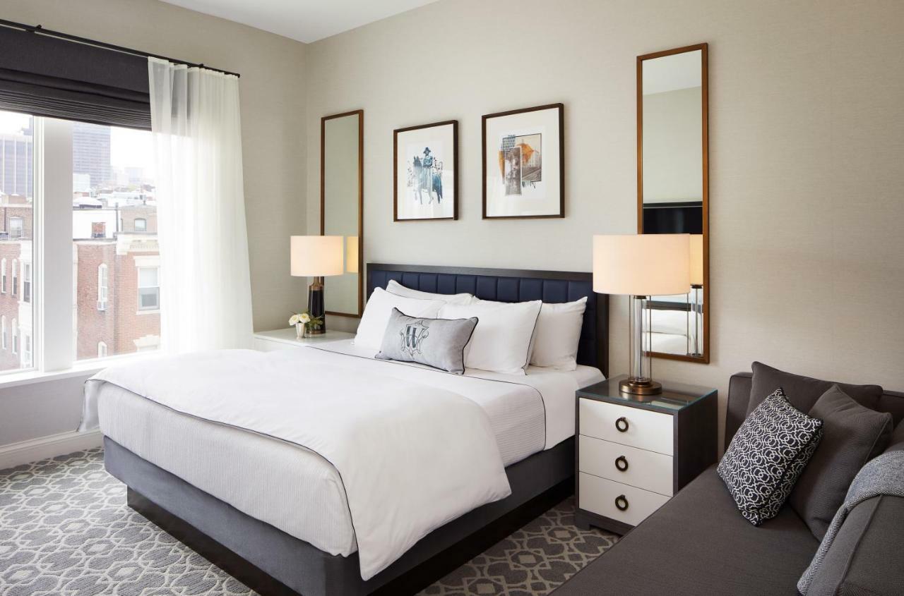 The Whitney Hotel Boston Exteriör bild A bedroom at the Hotel Commonwealth