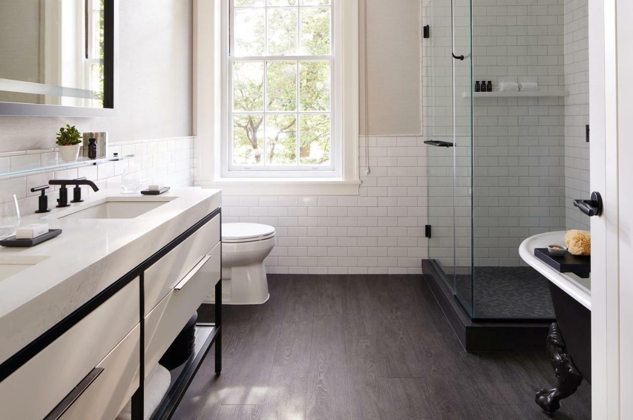 The Whitney Hotel Boston Exteriör bild Bathroom with a shower enclosure