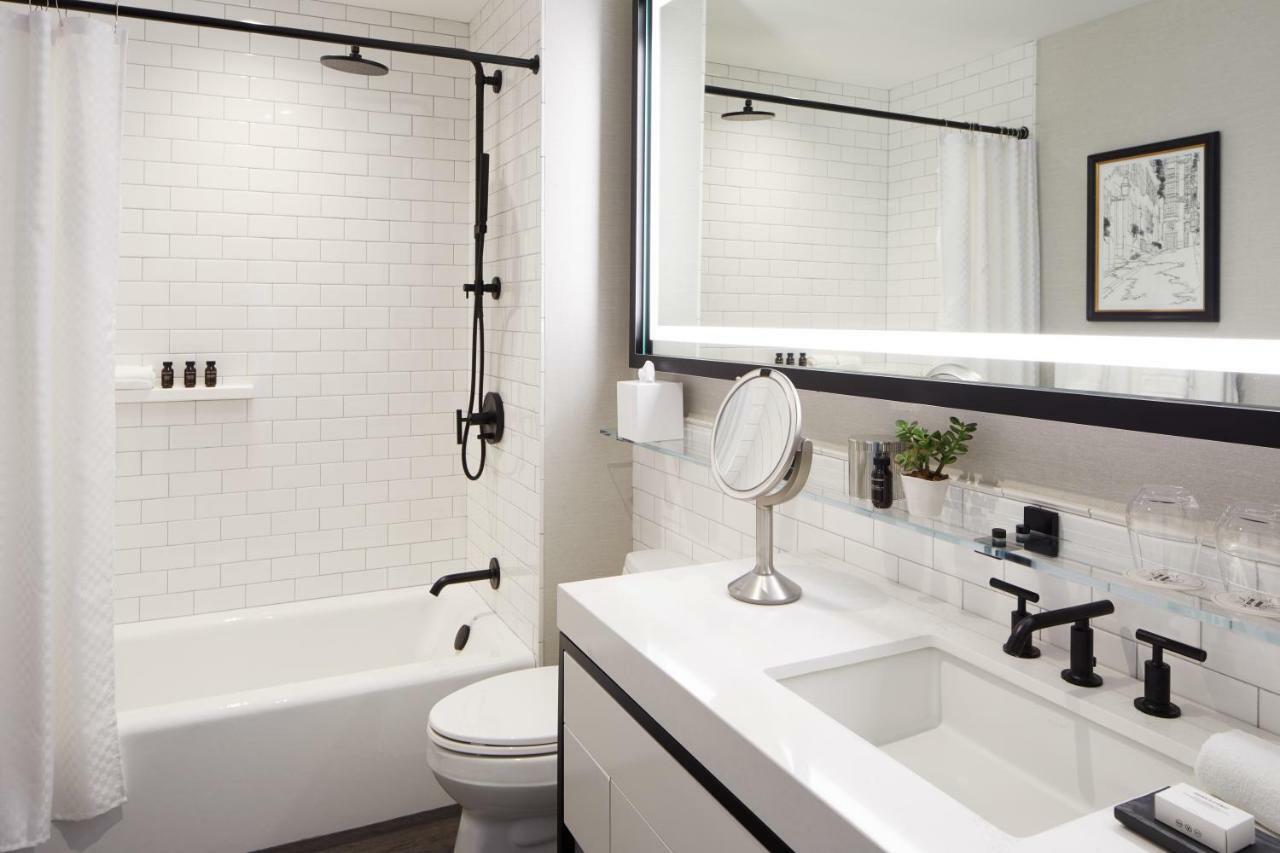The Whitney Hotel Boston Exteriör bild A bathroom with a shower curtain
