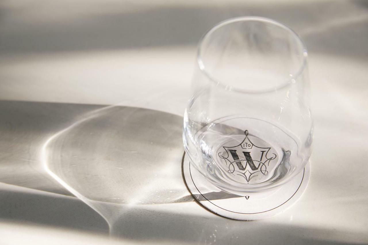 The Whitney Hotel Boston Exteriör bild A glass of water