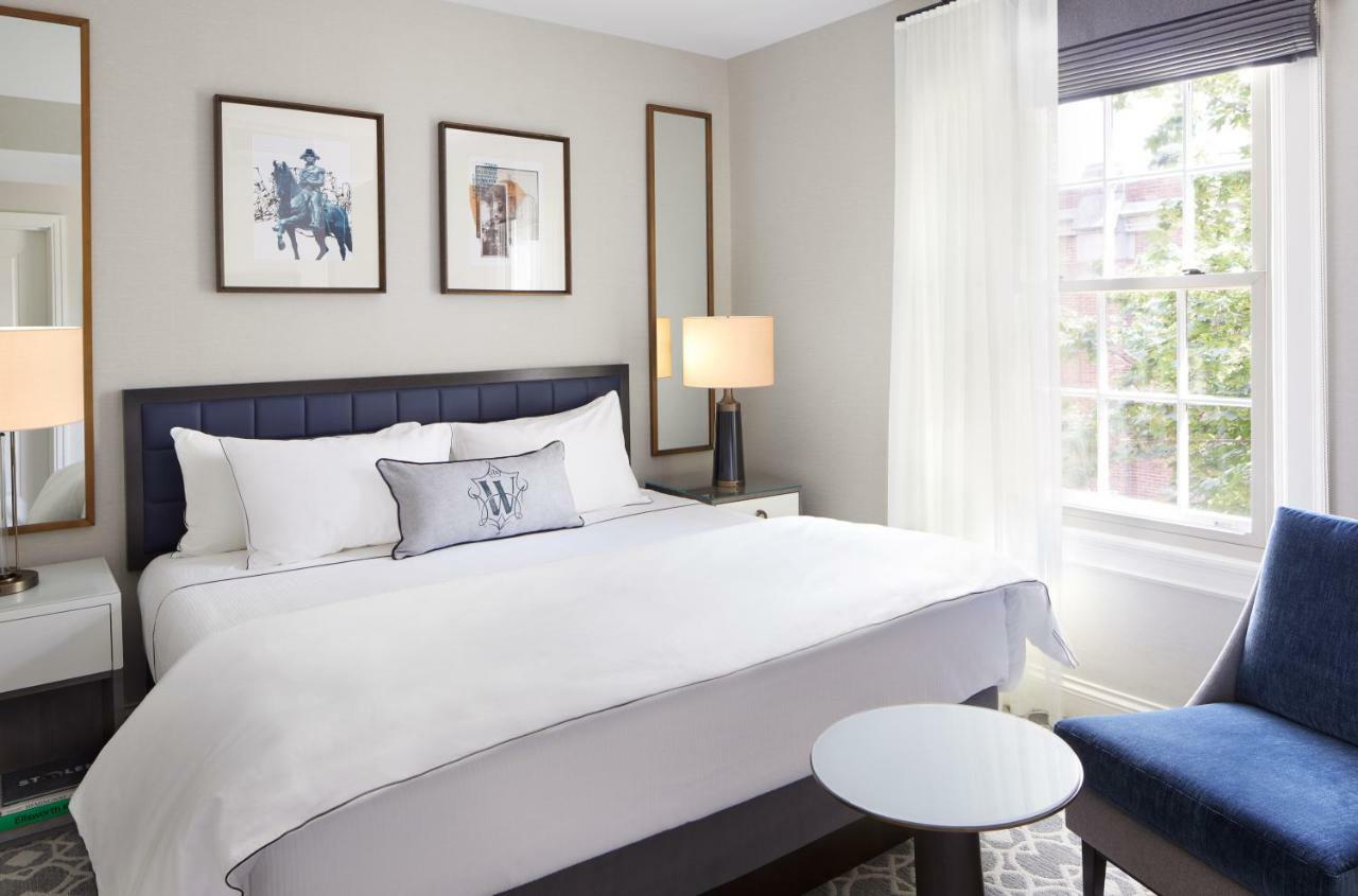 The Whitney Hotel Boston Exteriör bild A bedroom at the Hotel Commonwealth