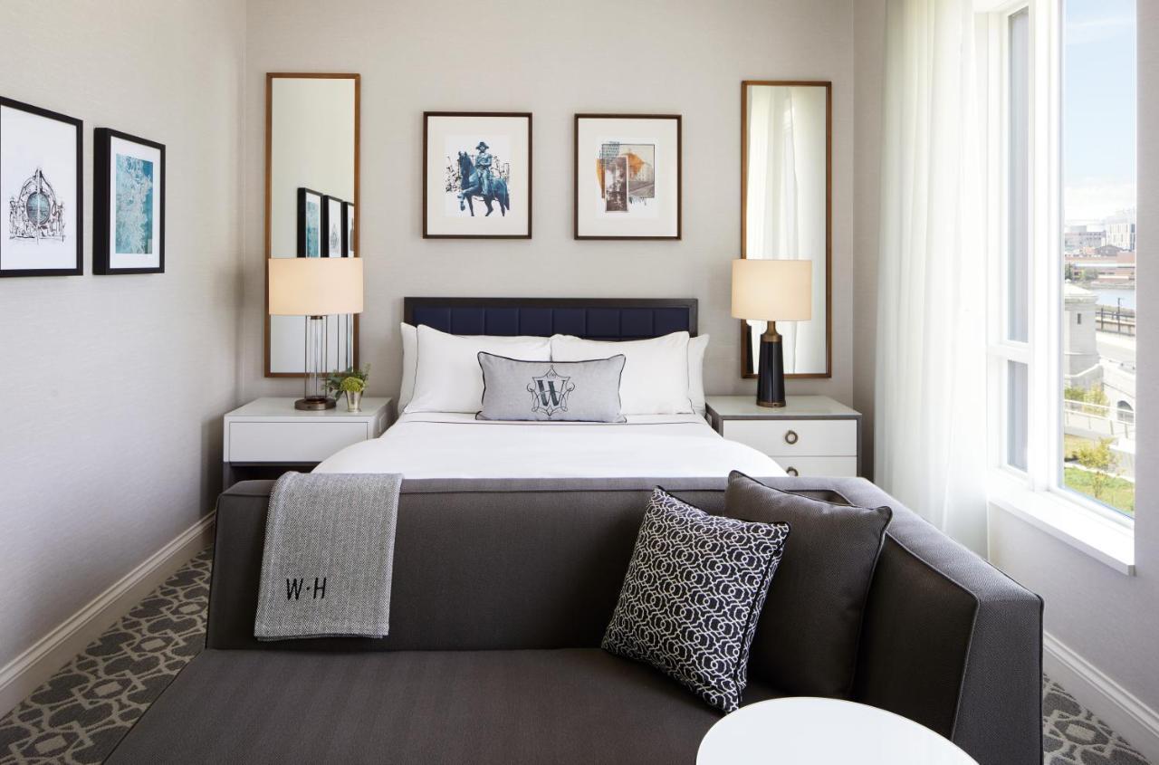 The Whitney Hotel Boston Exteriör bild A bedroom at the West Hollywood hotel