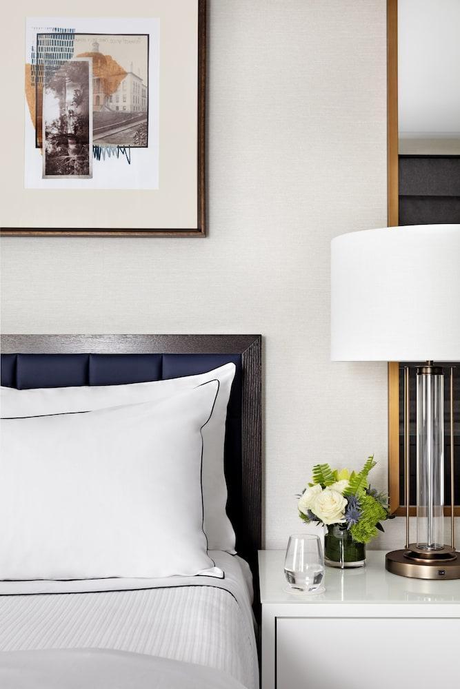 The Whitney Hotel Boston Exteriör bild A bed with a white bedsheet